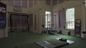 1599485214_in-a-living-room-in-dallas-golf-is-secretly-transformed.jpg
